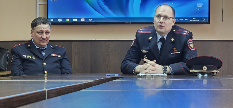 "Разговор о важном накануне Дня Победы": представители железногорской полиции провели занятие в 7Б классе.