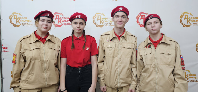 "Юные патриоты": бойцы школьного военно-патриотического клуба Юнармии "Феникс" приняли участие в городском праздничном мероприятии, посвященном Дню героев Отечества.