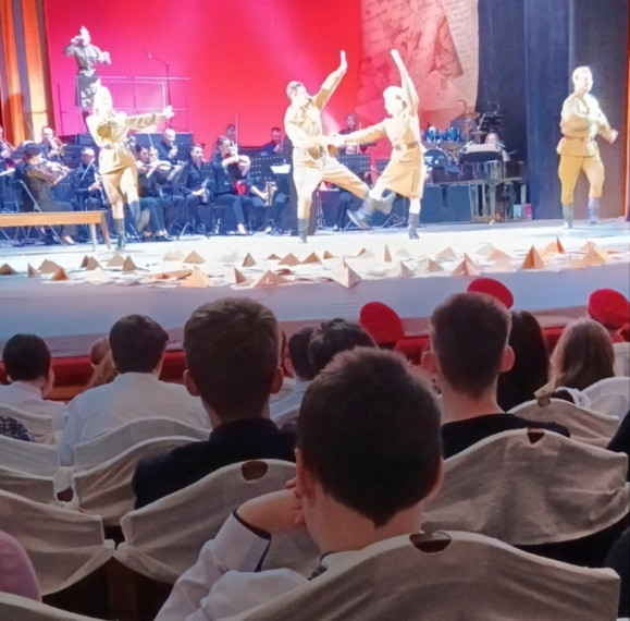 "Опалённые строки": учащиеся 5-8 классов посетили музыкально-литературную поэму.